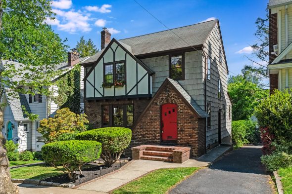 15 Rynda Road, Maplewood – NEW LISTING!