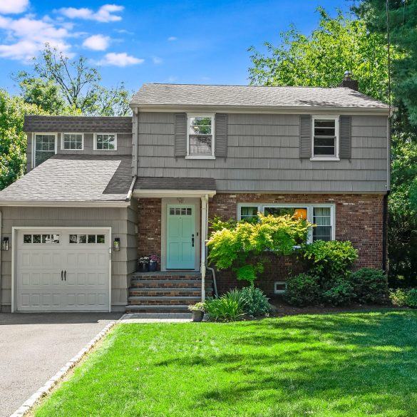 40 Collinwood Rd, Maplewood – UNDER CONTRACT!