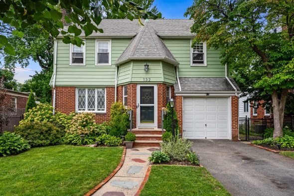 132 Lindbergh Blvd, Bloomfield – UNDER CONTRACT!